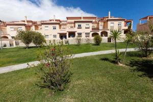 una casa grande con un patio con árboles y plantas en Tarifa Beach Rentals Aljara, en Tarifa