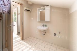 イゾラにあるHangar Apartmentsの洗面台と鏡のあるバスルーム +79枚の写真