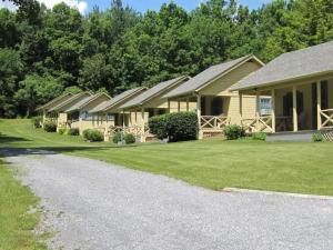 a row of houses with a gravel driveway at Serenity Motel in Shaftsbury