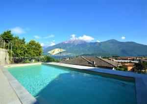 una piscina con vista sulla montagna di Laura's Little Diamond Apartment - Residence Bel Post a Domaso