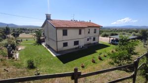 格羅塞托的住宿－Casa vacanze Grancia，享有带庭院的房屋的空中景致