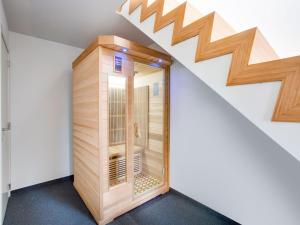 una sauna en medio de una habitación con escaleras en Modern holiday home in Scherpenheuvel with infrared sauna, en Scherpenheuvel-Zichem