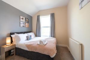 a small bedroom with a bed and a window at 3 Bedroom-5 Beds Newland Ave King's Palace Leisure-Contractor-Heart of Hull Amenities in Hull