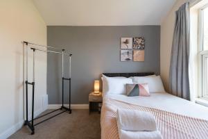 Ένα ή περισσότερα κρεβάτια σε δωμάτιο στο 3 Bedroom-5 Beds Newland Ave King's Palace Leisure-Contractor-Heart of Hull Amenities +25 φωτογραφίες
