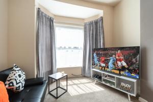 Μια τηλεόραση ή/και κέντρο ψυχαγωγίας στο 3 Bedroom-5 Beds Newland Ave King's Palace Leisure-Contractor-Heart of Hull Amenities