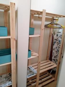 un armario con 2 estanterías de madera en una habitación en Scandi FoRest, en Palanga