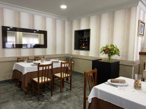 ein Esszimmer mit Tischen und Stühlen in einem Restaurant in der Unterkunft Hotel Casa Portuguesa in Meaño