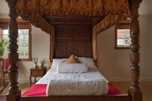 Postel nebo postele na pokoji v ubytování Troon Arts & Crafts Period Home Golf Beach