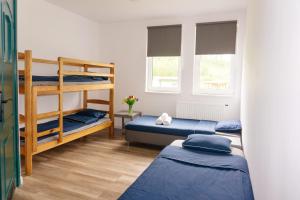 Postel nebo postele na pokoji v ubytování Ośrodek Wypoczynkowy Maria w Lewinie Kłodzkim - MARIA III