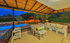 Бассейн в Villa Candan Kaş или поблизости