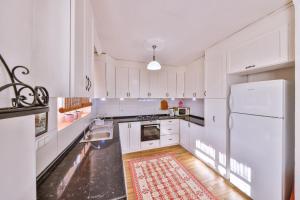 Кухня или мини-кухня в Villa Candan Kaş
