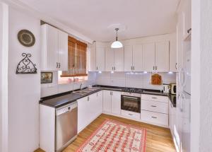 Кухня или мини-кухня в Villa Candan Kaş
