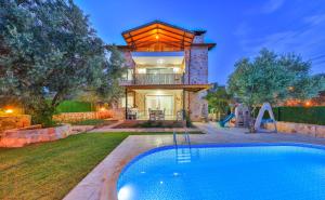 Бассейн в Villa Candan Kaş или поблизости