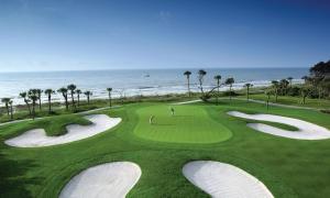 Kemudahan golf di resort atau berdekatan