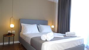 Una habitación de hotel con una cama con toallas. en Valmar Hotel, en Ksamil