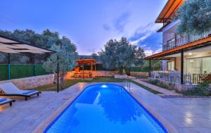 Бассейн в Villa Candan Kaş или поблизости
