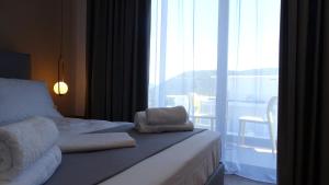 Postel nebo postele na pokoji v ubytování Valmar Hotel