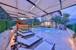 Бассейн в Villa Candan Kaş или поблизости