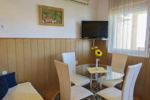 TV a/nebo společenská místnost v ubytování Apartment in Pag with sea view, terrace, air conditioning, WiFi (4891-1)