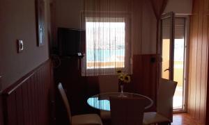 TV a/nebo společenská místnost v ubytování Apartment in Pag with sea view, terrace, air conditioning, WiFi (4891-1)