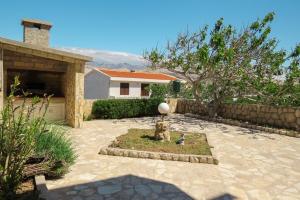 Zahrada ubytování Apartment in Pag with sea view, terrace, air conditioning, WiFi (4891-1)