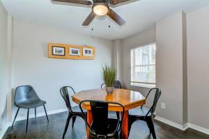 een eettafel met stoelen en een plafondventilator bij Driftwood Castle Urban Oasis with Firepit near Convention Center and Amalie Arena, Room for 6 in Tampa