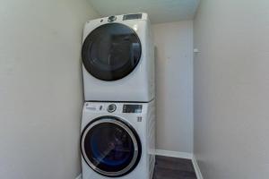 een wasmachine en een wasmachine in een hoek bij Driftwood Castle Urban Oasis with Firepit near Convention Center and Amalie Arena, Room for 6 in Tampa