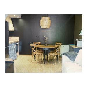 een keuken en eetkamer met een tafel en stoelen bij Apartamentos Las Agüeras in Linares