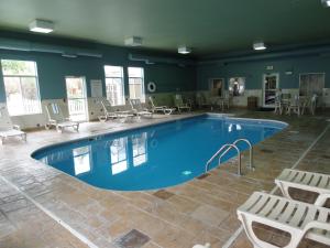 uma grande piscina num quarto de hotel com cadeiras em Holiday Inn Express Hotel & Suites Columbus Southeast Groveport, an IHG Hotel em Groveport