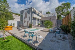 圣洛伦索SIETE LUNAS DE San Lorenzo的享有带椅子和游泳池的外部景色