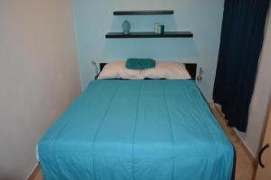 uma cama num quarto com uma colcha azul em Apartment in Vrsi with Balcony, Air conditioning, Wi-Fi (4824-4) em Vrsi