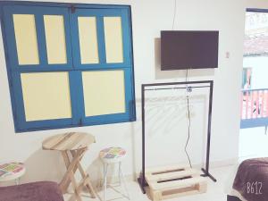 TV a/nebo společenská místnost v ubytování Hospedaje Casa Rosa Jardín
