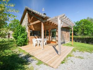 Signy-le-Petit的住宿－Comfortable holiday home with private terrace，小木屋设有1个带桌椅的甲板