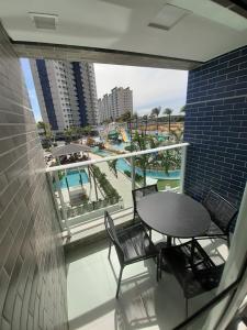 balkon ze stołem i krzesłami oraz basenem w obiekcie Salinas Exclusive Resort w mieście Salinópolis