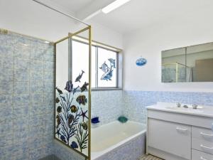 
A bathroom at Dolphin Breeze - fully fenced and pet friendly
