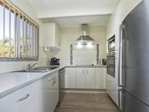 
A kitchen or kitchenette at Dolphin Breeze - fully fenced and pet friendly
