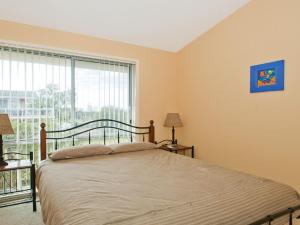 
A bed or beds in a room at Sandalwood - direct beach access to tilbury cove
