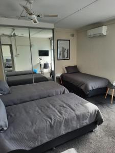 DoonsideDoonside Hotel的有两张床和一面镜子的卧室