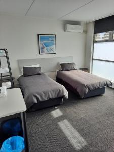 DoonsideDoonside Hotel的一间卧室，里面有两张床和一张桌子