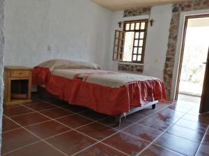 1 dormitorio con 1 cama y suelo de baldosa en Axolokalko Teotihuacan, en San Martín de las Pirámides