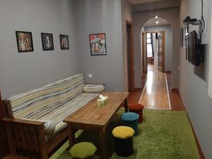 TV a/nebo společenská místnost v ubytování Avenue Hostel Yerevan