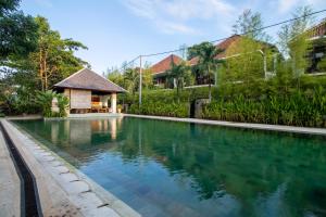 una piscina frente a una casa en Sayang Sanur Terrace House, en Sanur