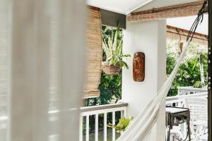 Balkón nebo terasa v ubytování Wayfarer Apartment, in the Heart of Port Douglas