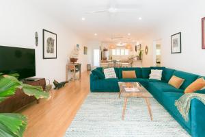 TV a/nebo společenská místnost v ubytování Wayfarer Apartment, in the Heart of Port Douglas