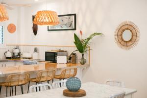 Kuchyň nebo kuchyňský kout v ubytování Wayfarer Apartment, in the Heart of Port Douglas