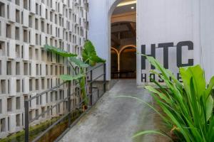 a hallway of a building with aire sign on the wall at RedDoorz Plus near Kawasan Sam Poo Kong Semarang in Semarang