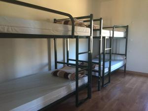 a couple of bunk beds in a room at Linar Do Rei in Linares