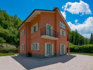 ein orangefarbenes Gebäude mit Balkon darüber in der Unterkunft Belvilla by OYO Villa Ludovica in Borgo Pace