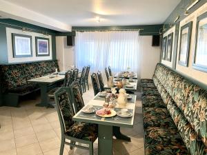 a dining room with tables and chairs in a restaurant at Hotel zum Hahn in Garbsen