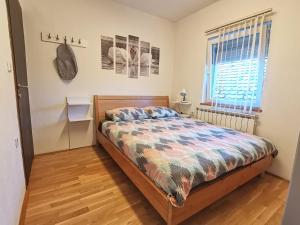 - une chambre avec un lit et une fenêtre dans l'établissement Kuća za odmor Sunny Lika, à Gospić
